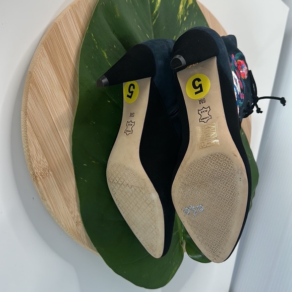 Tory Burch booties with beautiful embroidery size 5 blue - Picture 3 of 11